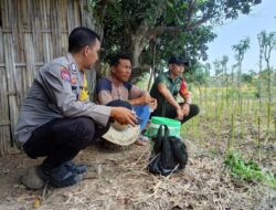 Sembari Bersilaturrahmi, Bhabinkamtibmas Desa Mendana Raya Himbau Warga  Dukung Program Ketahanan Pangan