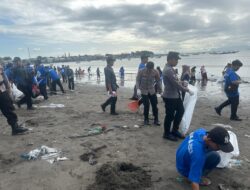 Jaga Lingkungan Hidup, Kapolsek Keruak Bersama DLHK dan Instansi Terkait Lakukan Clean Up
