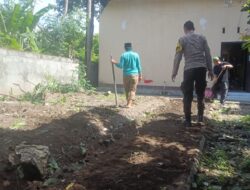 Bhabinkamtibmas Desa Waringin Bantu Warga Siapkan Areal Ketahanan Pangan