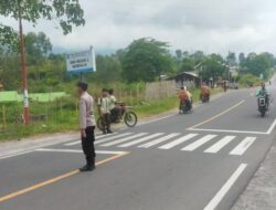 Jaga Stabilitas Kamtibmas Personel Polsek Sembalun Lakukan Pengaturan Lalulintas di Depan SMPN 1