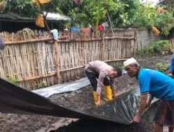 Bhabinkamtibmas Desa Sukaraja Dukung Ketahanan Pangan dengan Pemupukan dan Pemasangan Mulsa