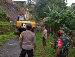 Bhabinkamtibmas Desa Kembang Kuning Pantau Pembersihan Tanah Longsor Bersama BPBD Lotim