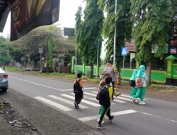 Personel Polsek Suela Rutin Lakukan Pengaturan Lalulintas di Sekolah Sekolah Guna Memberikan Rasa Aman