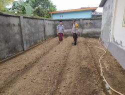 Bhabinkamtibmas Desa Gerung Permai Bersama Pemilik Lahan Dukung Program Ketahanan Pangan