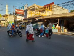 Personel Polsek Terara Lakukan Pengaturan Lalu Lintas untuk Kenyamanan Masyarakat