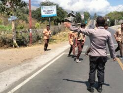 Personel Polsek Sembalun Gelar Pengaturan Lalu Lintas Demi Kelancaran dan Keamanan