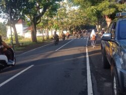 Guna Kamstibcarlantas Personel Polsek Sakra Lakukan Pengaturan Lalu Lintas