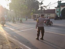 Cegah Kemacetan, Personel Polsek Sikur Lakukan Pengaturan Arus Lalulintas