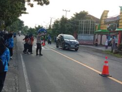 Personel Polsek Sikur Melaksanakan Pengaturan Lalu Lintas di SMKN 1 Sikur