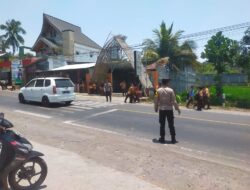 Guna Kelancaran Lalu Lintas dan Keselamatan Pelajar, Personel Polsek Sikur Lakukan Pengamanan di SMPN 1