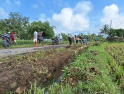 Ciptakan Lingkungan Bersih dan Sehat Bhabinkamtibmas Desa Sukadana Gelar Gotong Royong Bersama Masyarakat