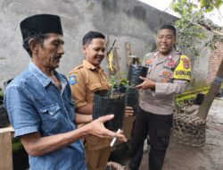 Dukung Program Ketahanan Pangan Nasional Bhabinkamtibmas Desa Bagik Papan Gelar Silaturahmi dan Berikan Bantuan Bibit