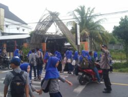 Personel Polsek Sikur Laksanakan Kegiatan Rawan Pagi untuk Jaminan Keselamatan Siswa dan Pengguna Jalan