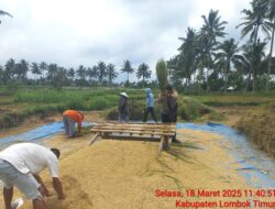 Bhabinkamtibmas Desa Pengadangan Laksanakan Silaturahmi ke Buruh Gabah di Timba Punik