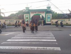 Personel Polsek Sikur Lakukan Rawan Pagi di Depan SMPN 1 Sikur