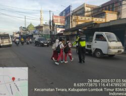 Personel Polsek Terara Lakukan Pengaturan Lalu Lintas di Simpang Tiga Papilon