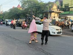 Polsek Masbagik Atur Lalu Lintas dan Bantu Warga di Pasar Baru