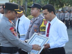 Kapolres Lombok Timur Berikan Penghargaan kepada Enam Personel Berprestasi