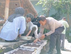 Kapolsek Jerowaru dan UPP Pertanian Lakukan Gotong Royong Guna Jalannya Program Ketahanan Pangan