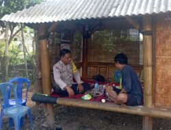 Bhabinkamtibmas Desa Kesik Jalin Silaturahmi Dan Sambangi Warga Untuk Tingkatkan Kewaspadaan dan Situasi Kamtibmas