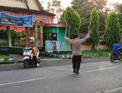 Bhabinkamtibmas Desa Sugian Atur Lalu Lintas Pagi Hari di Depan SMPN 1 Sambelia