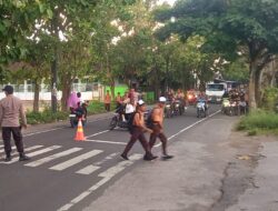 Personel Polsek Sakra Laksanakan Kegiatan Rawan Pagi di Depan SMPN 1 Sakra