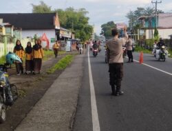 Bhabinkamtibmas dan Banit Binmas Polsek Masbagik Laksanakan Pengaturan Lalin di Depan SMPN 1 Masbagik