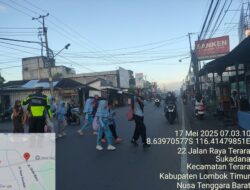 Personel Polsek Terara Laksanakan Pengaturan Lalu Lintas Pagi di Simpang Tiga Papilon
