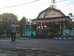 Bhabinkamtibmas Desa Sugian Lakukan Pengaturan Lalu Lintas di Depan SMPN 1 Sambelia