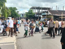Personel Polsek Sakra Amankan dan Atur Lalu Lintas Saat Shalat Jumat di Masjid As‑Syakirin