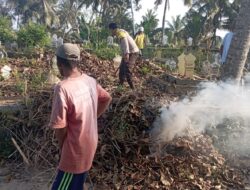 Bhabinkamtibmas Desa Kesik dan Paokmotong Giat Gotong Royong di Pekuburan Umum Dangah