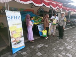 Tingkatkan Kesejahteraan Masyarakat, Bhabinkamtibmas Desa Labuhan Lombok Monitoring Pasar Murah   