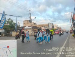 Personel Polsek Terara Lakukan Pengaturan Lalu Lintas di Depan SMPN 1 Terara