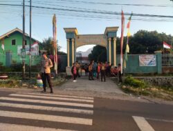 Personel Polsek Suela Laksanakan Pengaturan Lalu Lintas Di Depan Sdn 1 Suela