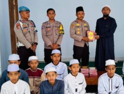 POLSEK TERARA GELAR JUMAT BERKAH, BAGIKAN MUSHAF AL-QUR’AN DI TPQ HIDAYATUL MUKHLASIN DESA SELAGIK