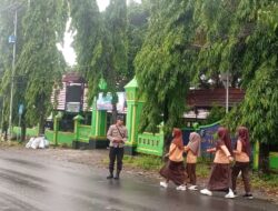 Personel Polsek Suela Lakukan Pengaturan Lalu Lintas Demi Keamanan Pengguna Jalan