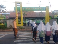 Personel Polsek Sakra Lakukan Pengaturan Lalu Lintas Demi Kamseltibcar Dan Kenyamanan Pengguna Jalan