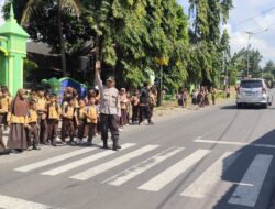 Personel Polsek Suela Laksanakan Strong Point Siang di Depan SDN 2 Suela